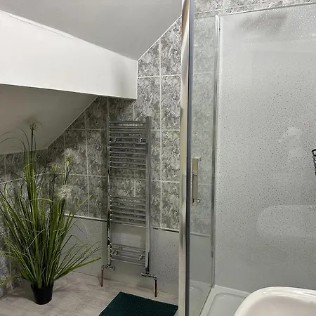 5 Bedroom, 2 Bath Leeds Hideaway Haven بيت للعطل *