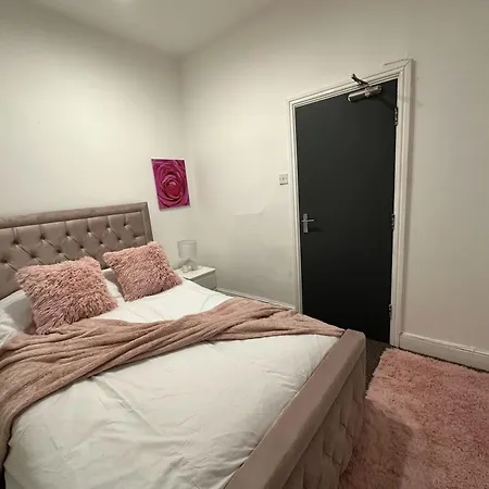 5 Bedroom, 2 Bath Leeds Hideaway Haven بيت للعطل ليدز