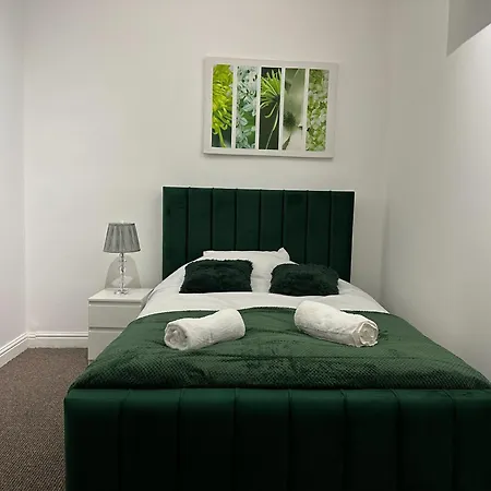 5 Bedroom, 2 Bath Leeds Hideaway Haven بيت للعطل ليدز