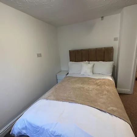 5 Bedroom, 2 Bath Leeds Hideaway Haven بيت للعطل
