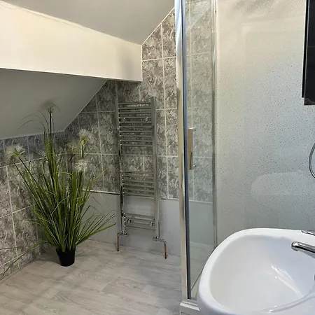 5 Bedroom, 2 Bath Leeds Hideaway Haven بيت للعطل