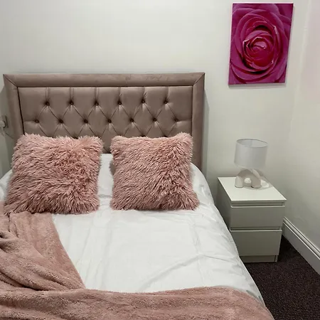 5 Bedroom, 2 Bath Leeds Hideaway Haven *