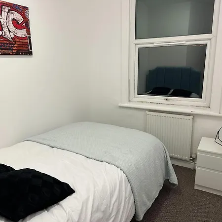 5 Bedroom, 2 Bath Leeds Hideaway Haven بيت للعطل *