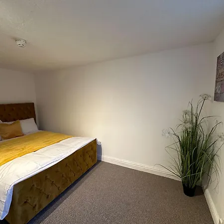 5 Bedroom, 2 Bath Leeds Hideaway Haven بيت للعطل ليدز