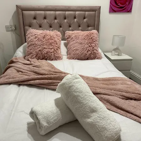 5 Bedroom, 2 Bath Leeds Hideaway Haven