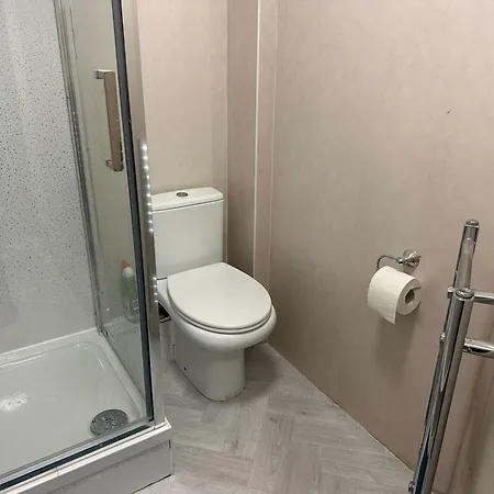 5 Bedroom, 2 Bath Leeds Hideaway Haven بيت للعطل *