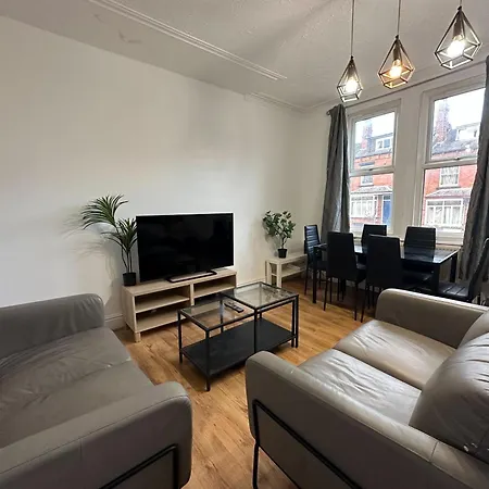 5 Bedroom, 2 Bath Leeds Hideaway Haven بيت للعطل *