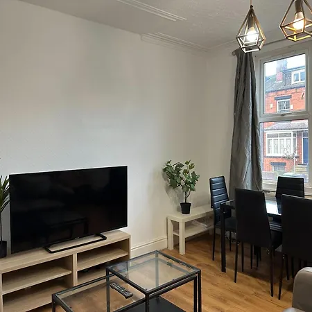 5 Bedroom, 2 Bath Leeds Hideaway Haven ليدز