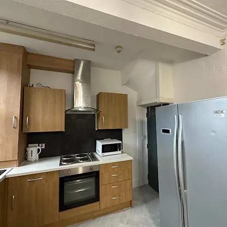 5 Bedroom, 2 Bath Leeds Hideaway Haven * ليدز