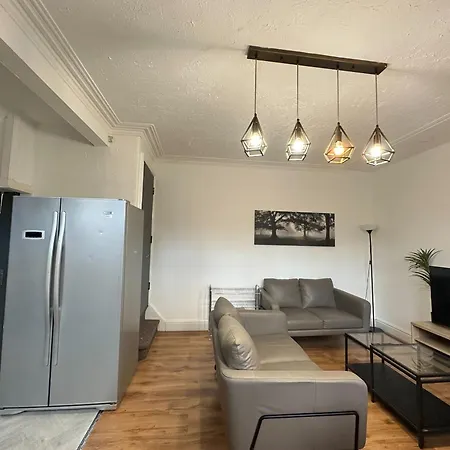 5 Bedroom, 2 Bath Leeds Hideaway Haven ليدز
