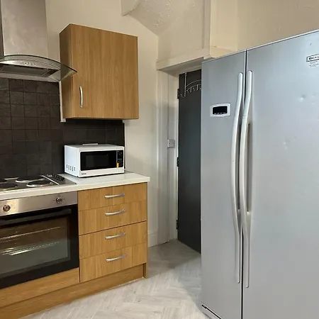 5 Bedroom, 2 Bath Leeds Hideaway Haven