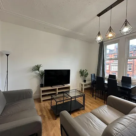 5 Bedroom, 2 Bath Leeds Hideaway Haven * ليدز